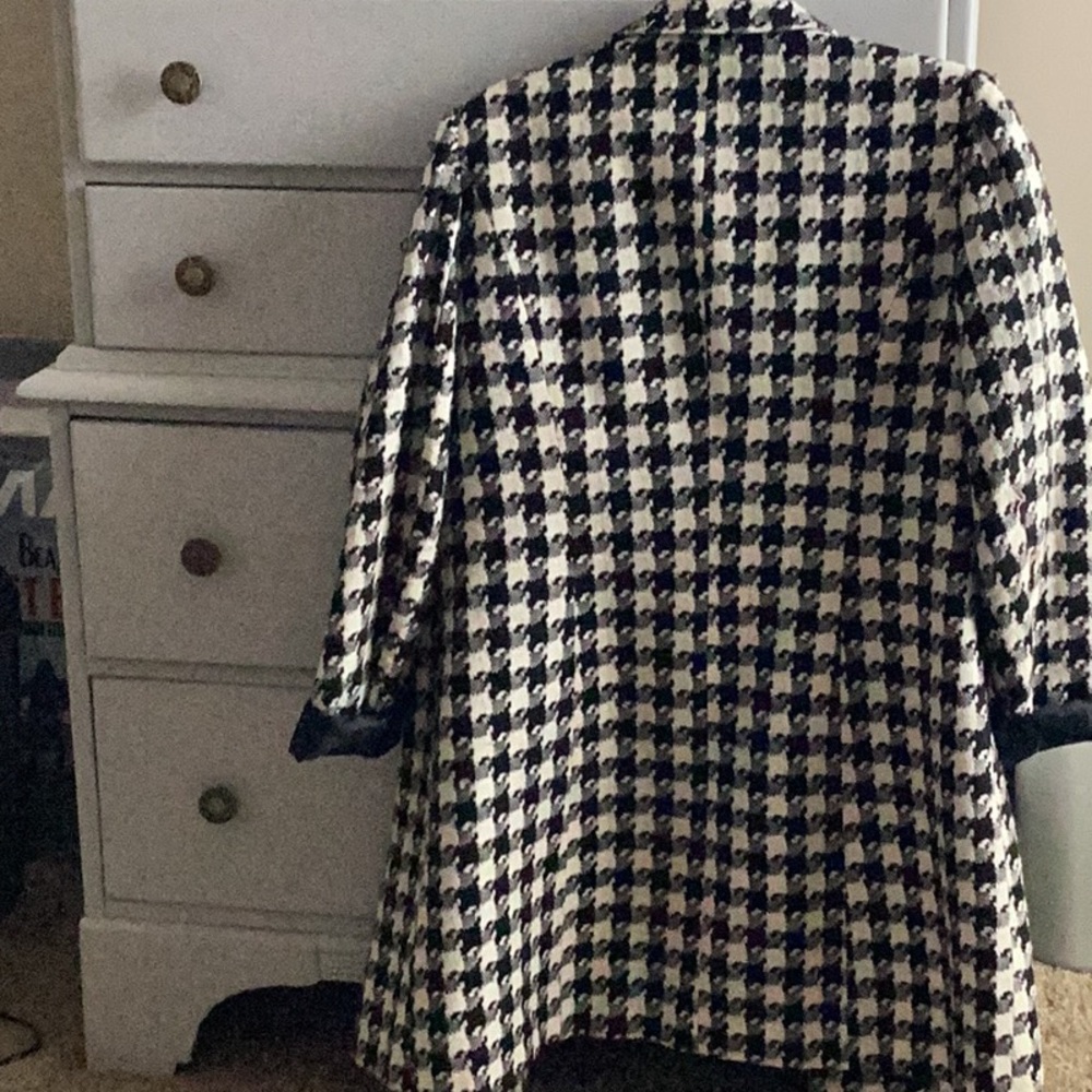 Cute Houndstooth Lightweight Coat. - image 3